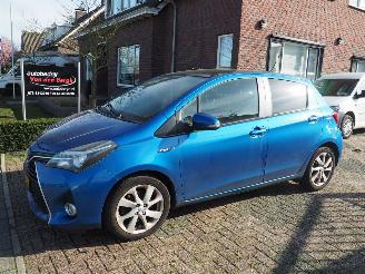 damaged passenger cars Toyota Yaris 1.5 Hybrid Dynamic 2015/1