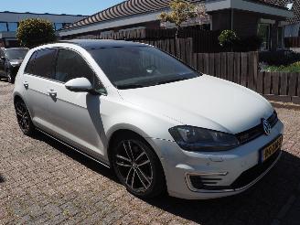 Volkswagen Golf 1.4 TSI GTE Connected Series picture 3