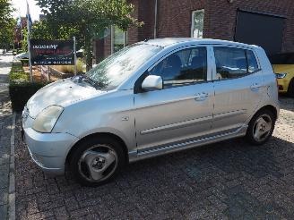 damaged passenger cars Kia Picanto 1.1 LXE Automaat 2004/12