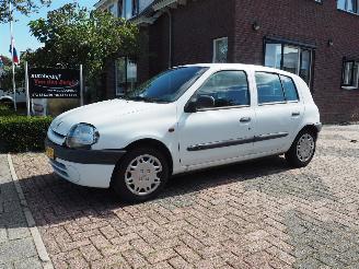 Voiture accidenté Renault Clio 1.2 MTV 2000/2