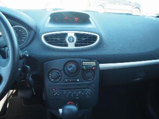 Renault Clio 1.6-16V Dynamique Automaat picture 15
