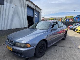 damaged passenger cars BMW 5-serie 520i 125KW AUTOMAAT 2001/2