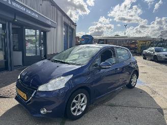 Damaged car Peugeot 208 1.2 VTI 60KW AIRCO PANORAMA 2014/3