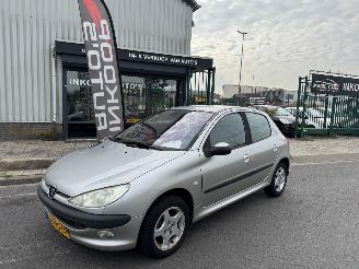 Unfallwagen Peugeot 206 1.4 16V AIRCO 5-DEURS 105.000 KM NAP! 2004/5