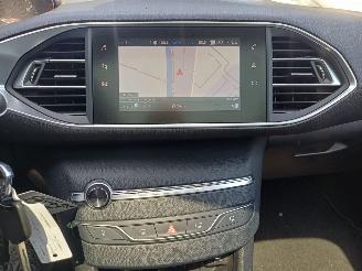 Peugeot 308 SW 1.2 PureTech Blue Lease Executive picture 10