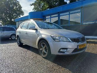 Vaurioauto  passenger cars Kia Cee d 1.4 CVVT X-tra 2011/6