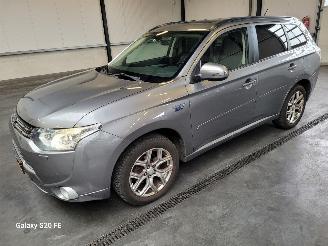 Voiture accidenté Mitsubishi Outlander 2.0 PHEV 89-KW Automaat Instyle 4-WD 2013/12