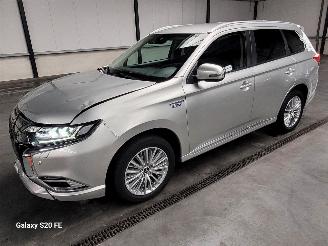 Voiture accidenté Mitsubishi Outlander 2.4 PHEV 99-KW Automaat AWD Plug-In-Hybrid 2021/5