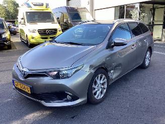Damaged car Toyota Auris Touring Sports 1.8 Hybrid Lease 2015/9
