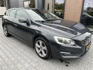 Schadeauto Volvo V-60 T3  Automaat  Navi Camera PDC 2014/12