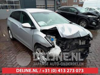 Auto da rottamare Hyundai I-30 i30 Wagon (GDHF5), Combi, 2012 1.6 CRDi Blue Drive 16V VGT 2013/12
