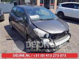 Coche siniestrado Toyota Yaris Yaris III (P13), Hatchback, 2010 / 2020 1.0 12V VVT-i 2013/7