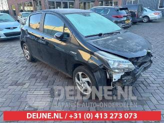 Coche siniestrado Toyota Yaris Yaris III (P13), Hatchback, 2010 / 2020 1.5 16V Hybrid 2015/6