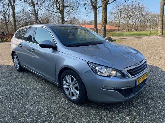 Voiture accidenté Peugeot 308 1.6 BluedHdi Pack 2015/5