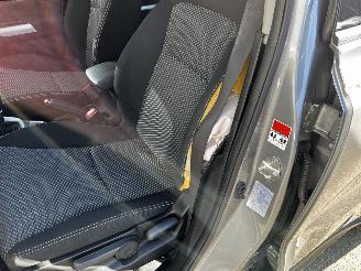 Suzuki Vitara 1.6i NAVI / CAMERA / CRUISE / TREKHAAK picture 6