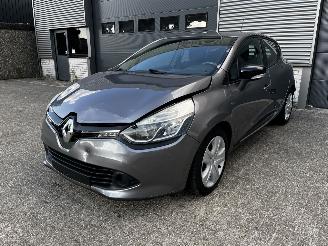 krockskadad bil auto Renault Clio 0.9 TCE AIRCO / CRUISE / PDC 2016/2