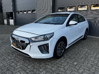 Damaged car Hyundai Ioniq COMFORT EV 38kwH CAMERA / NAVI / CRUISE / PDC 2021/3