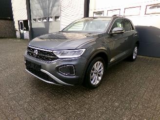 krockskadad bil auto Volkswagen T-Roc 1.0 TSI CAMERA / NAVI / CRUISE / PDC / DIG COCKPIT 2025/2