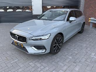 uszkodzony samochody osobowe Volvo V-60 2.0 T6 Plug-in Hybrid AWD Plus Bright 2024/10