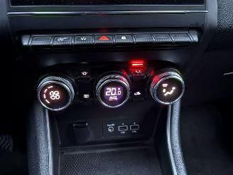 Renault Captur 1.0 TCe NAVI / CRUISE / PDC / BOSE picture 11