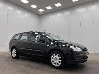Vaurioauto  passenger cars Ford Focus Wagon 1.6i Airco 2006/4
