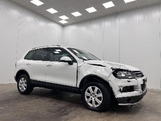 damaged passenger cars Volkswagen Touareg 3.0 TDI Autom. R-Line Panoramadak Navi Clima 2014/5