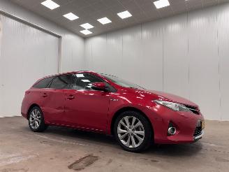 Vaurioauto  passenger cars Toyota Auris Touring 1.8 Hybrijd Panoramadak Navi Clima 2013/9