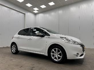 krockskadad bil auto Peugeot 208 1.2 PureTech Style Pack Navi Airco 2015/6
