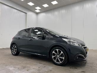 Vaurioauto  passenger cars Peugeot 208 1.2 PureTech Signature 5-drs Navi Airco 2019/6