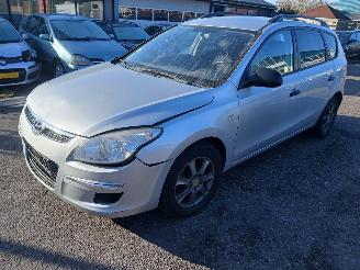 Vaurioauto  passenger cars Hyundai I-30 i30 Crosswagon (WWH) Combi 1.6 CVVT 16V (G4FC-G) [93kW] 2009/2