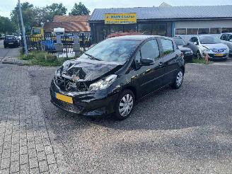 Voiture accidenté Toyota Yaris Yaris III (P13) Hatchback 1.33 16V Dual VVT-I (1NRFE) [73kW 2012/3