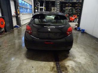 Peugeot 208 1.2 VTI picture 2