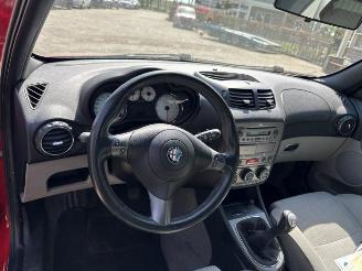 Alfa Romeo 147 147 (937), Hatchback, 2000 / 2010 1.6 Twin Spark 16V picture 4