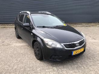 uszkodzony samochody osobowe Kia Cee d Cee\'d Sporty Wagon (EDF) Combi 2007 / 2012 - 1.6 CVVT 16V Combi/o  Benzine 1.596cc 92kW (125pk) FWD 2009-06/2012-12 (EDF5PH; EDF5PI) G4FC 2010/1