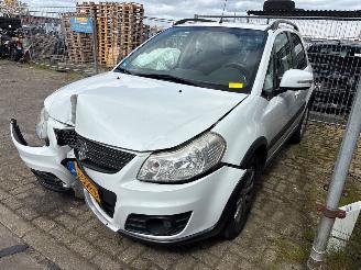 skadebil auto Suzuki SX4 SX4 (EY/GY) SUV 2006 - 1.6 16V 4x2 SUV  Benzine 1.590cc 88kW (120pk) FWD 2009-07 (EYA21; GYA21) M16AVVT 2011/9