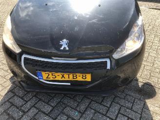 Peugeot 208  picture 2
