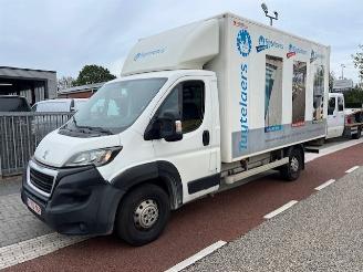 krockskadad bil bedrijf Peugeot Boxer 2.0 BLUEHDI 120KW KOFFER LAADKLEP LBW KLIMA EURO6 2019/2