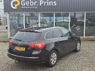 damaged passenger cars Opel Astra SPORTS TOURER 1.7 CDTi 16V Combi/o  Diesel 1.686cc 81kW (110pk) FWD 2014/1