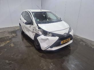 Avarii autoturisme Toyota Aygo 1.0 12V VVT-i Hatchback  Benzine 998cc 51kW (69pk) FWD 2016/6