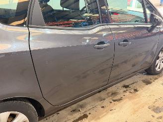 Opel Meriva 1.4 16V Ecotec MPV  Benzine 1.398cc 74kW (101pk) FWD picture 4