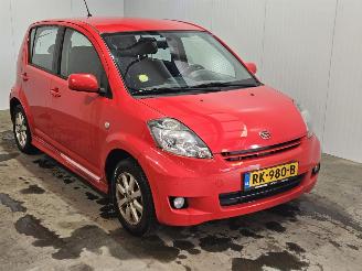 Coche accidentado Daihatsu Sirion 1.3 16V DVVT Hatchback  Benzine 1.298cc 67kW (91pk) 2011/7