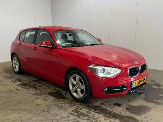uszkodzony samochody osobowe BMW 1-serie 116i 1.6 16V Hatchback 4Dr Benzine 1.598cc 100kW (136pk) RWD 2013/11