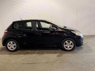 Peugeot 208 1.0 Vti 12V PureTech Hatchback  Benzine picture 2