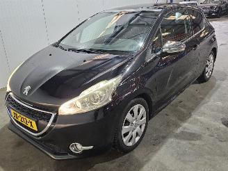 uszkodzony samochody osobowe Peugeot 208 1.4 16V Hatchback  Benzine 1.397cc 70kW (95pk) FWD 2012/4
