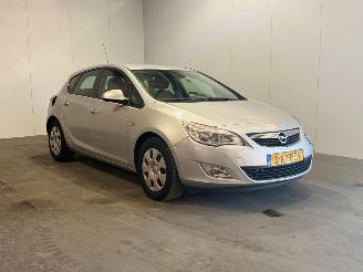 Schadeauto Opel Astra 1.7 CDTi Cosmo 2011/9