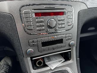 Ford Galaxy 2.0-16V Trend picture 17