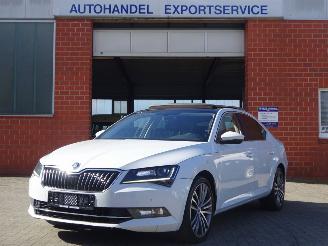 Schadeauto Skoda Superb 2.0 TDI Ambition Business, Panorama, Navi, DAB+, Climate & Cruise 2016/9