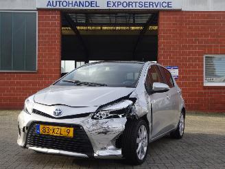 Vaurioauto  passenger cars Toyota Yaris 1.5 Full Hybrid Dynamic, Panorama, Climate & Cruise, Navi, PDC 2012/9