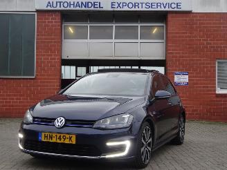 Schadeauto Volkswagen Golf GTE Pug-in Hybride 110kw, Panorama, Lane assist 2015/12