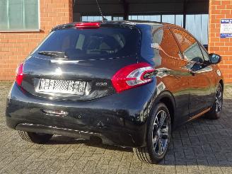 Peugeot 208 1.2i Intuitive, Leer, Navi-MMS, Cruise & Climate picture 4